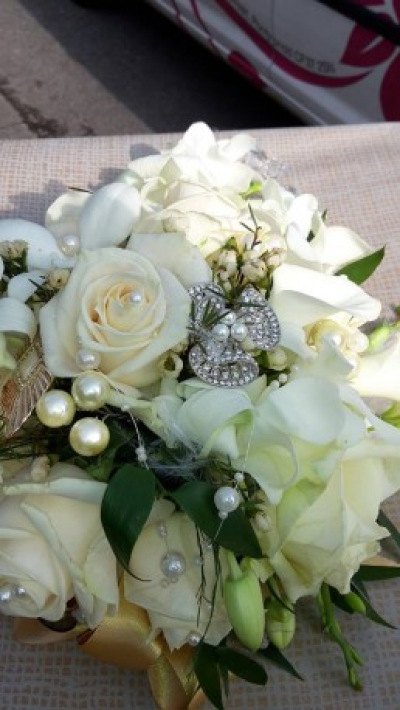 BRIDES BOUQUET - Bides bouquet made up of vendela roes, dendrobium orchids and freesia decorated with pearls a d brooches