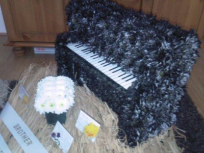 piano and stool - A piano and stool designer tribute based in white chrysanthemums and sprayed black This is a 3d free standing tribute